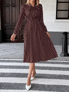 Robe midi élégante marron à pois avec col à nœud papillon et manches longues