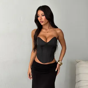 Top corset sexy en satin noir avec décolleté en cœur sans bretelles et coupe ajustée