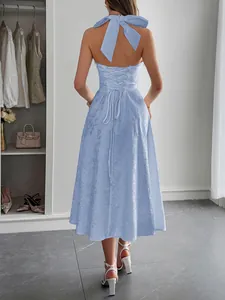 Vista posteriore di un abito midi azzurro allacciato al collo in tessuto jacquard con lacci