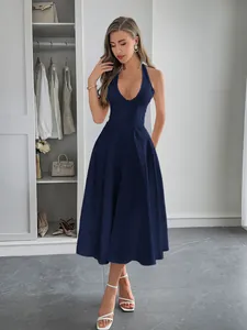 Abito da sera blu navy allacciato al collo con trama jacquard floreale e gonna