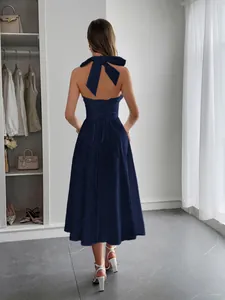 Elegante abito da sera blu navy allacciato al collo con fiocco sul retro e lacci