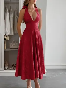 Elegante abito da sera rosso all'americana in tessuto strutturato e profondo scollo a V