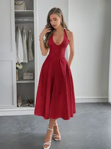 Elegante abito da sera rosso con scollo all'americana e trame floreali su una modella.