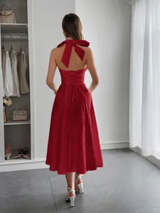 Vista posteriore dettagliata di un elegante abito da sera rosso con scollo all'americana e fiocco
