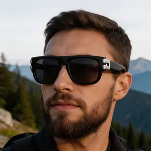 Gros plan détaillé de lunettes de soleil carrées noires sur un homme à l'extérieur