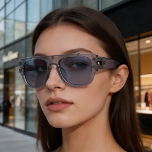 Gros plan de lunettes de soleil carrées à verres teintés bleus portées par un mannequin.
