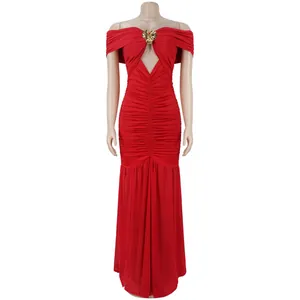 Vue de face d'une élégante robe longue rouge plissée épaules dénudées sur un mannequin