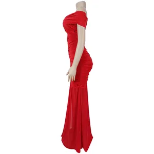 Vue latérale d'une robe longue rouge sexy plissée à épaules dénudées sur un mannequin