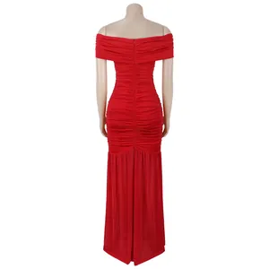 Vue arrière détaillée d'une robe de soirée rouge élégante à épaules dénudées et froncée.