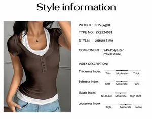 Vue détaillée montrant le design deux-en-un et les boutons du t-shirt de style Y2K