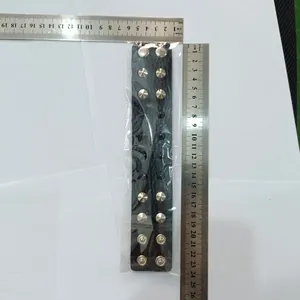 Vue détaillée d'un bracelet en cuir PU à rivets punk mesuré avec une règle en acier