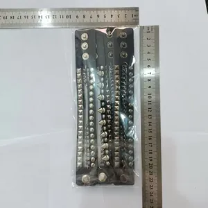 Lot de bracelets en cuir punk noir avec clous et chaînes mesurés à l'aide de règles
