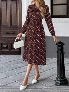 Robe midi marron à pois élégante avec nœud papillon au col et manches longues