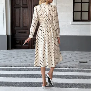Elegante abito midi a pois color crema con maniche lunghe e vita elasticizzata