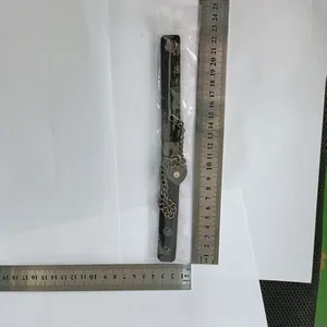 Längenmessung des schwarzen Punk-Lederarmbandes mit einem silbernen Herzanhänger