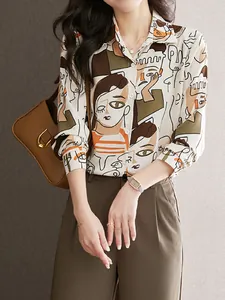 Chemise chic pour femmes avec imprimé portrait abstrait pour un style de vacances.
