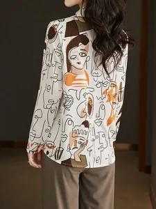 Vue détaillée de l'arrière d'une chemise pour femmes avec imprimé visage abstrait