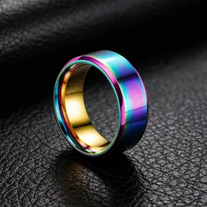 Gedetailleerde close-up van een regenboog titanium stalen ring met geborstelde textuur.