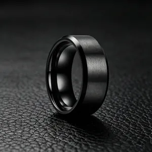 Macro-detailweergave van zwart geborstelde titaniumstalen ring voor heren op leer