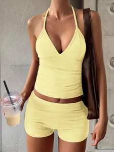 Ensemble de yoga deux pièces jaune clair comprenant un débardeur licou et un short assorti