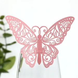 Vue détaillée d'une carte papillon rose découpée au laser pour décoration de verre