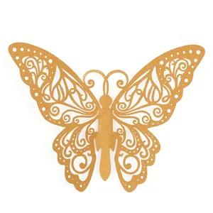 Vue détaillée de la décoration papillon en papier doré ajouré pour les gâteaux de fête