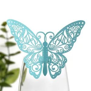 Gros plan d'un papillon évidé bleu clair découpé au laser clipsé sur un verre