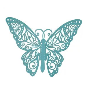 Vue détaillée de la décoration papillon découpée au laser bleu sarcelle avec motifs floraux