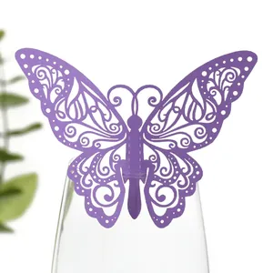 Papillon en papier violet découpé au laser pour décoration de table de mariage élégante.