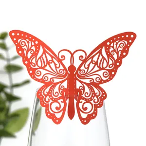 Carte de verre papillon 3D rouge découpée au laser pour décoration de table de mariage.