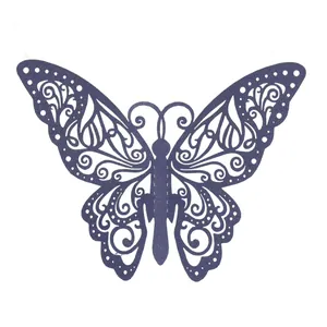 Vue macro d'un papillon décoratif violet découpé au laser avec motifs de volutes