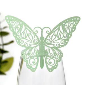 Vue détaillée d'une décoration papillon vert clair découpée au laser sur un verre