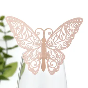 Détail d'une décoration papillon découpée au laser en or rose pour carte de table