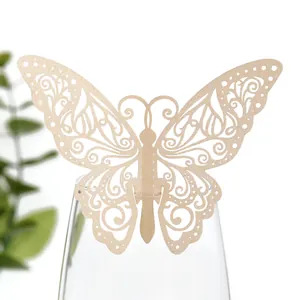 Gros plan d'une carte papillon ajourée au laser pour la décoration de table de mariage