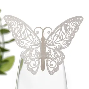 Gros plan d'un décor de papillon blanc découpé au laser sur le bord d'un verre