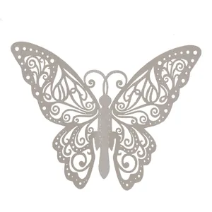 Détail en gros plan d'un papillon pailleté argenté avec des motifs en dentelle ajourée