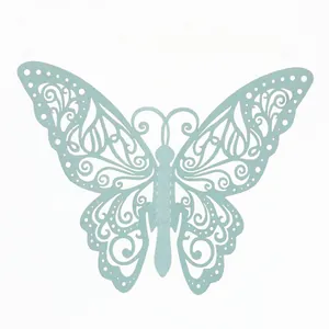 Vue détaillée d'un papillon bleu découpé au laser avec des motifs de tourbillons