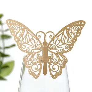 Vue rapprochée d'une décoration papillon dorée découpée au laser sur un verre