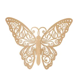Détail d'un papillon en papier doré découpé au laser pour décoration de mariage.