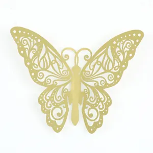 Vue détaillée d'un papillon doré découpé au laser avec des motifs filigranes complexes