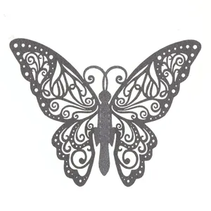 Vue détaillée de la décoration papillon découpée au laser avec finition scintillante.