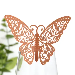 Gros plan détaillé d'une carte papillon 3D découpée au laser sur le bord d'un verre