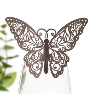 Détail d'une carte décorative papillon ajourée découpée au laser sur un rebord de verre