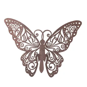 Gros plan détaillé d'un papillon évidé marron pour la décoration de gâteaux et mariages.