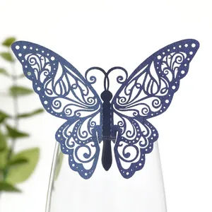Élégante carte de place papillon ajourée bleu marine pour décoration de verre de mariage