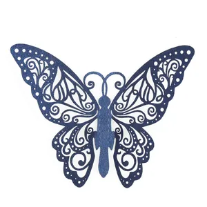 Décoration papillon ajourée bleu marine avec motif scintillant pour événements.