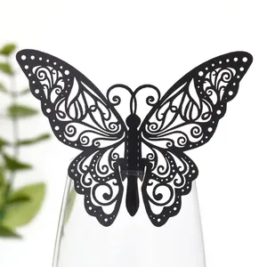 Gros plan d'un élégant papillon noir découpé au laser pour la décoration d'un verre à vin