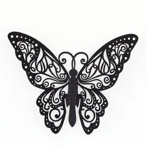 Vue détaillée du papillon évidé noir avec des motifs complexes découpés au laser.