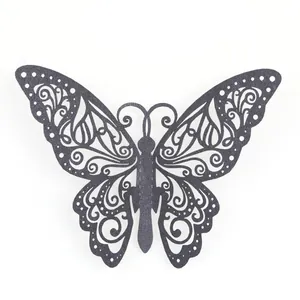Vue détaillée haute résolution d'une décoration de papillon noir découpée au laser.
