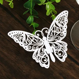 Gros plan détaillé d'un papillon en papier blanc découpé au laser pour mariage et fête